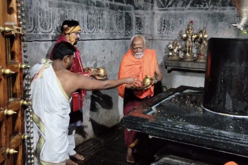 ప్రసిద్ధ వెయ్యి స్థంబాల ఆలయానికి చేరుకున్న కేంద్ర మంత్రి